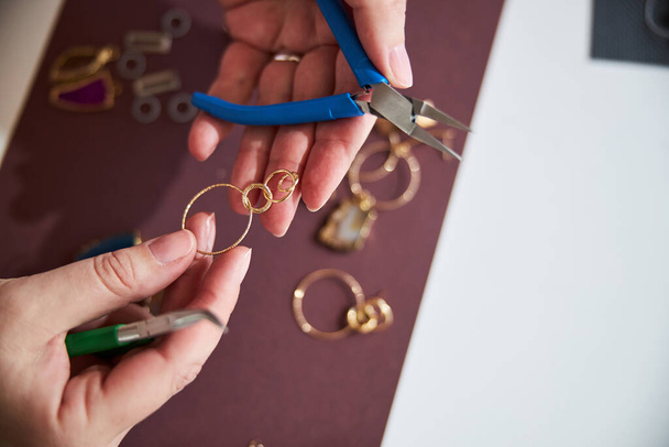 Femme handcrafter démonstration de son nouvel article de bijoux - Photo, image