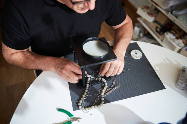 Mestre masculino em óculos criando um novo item de jóias - Foto, Imagem