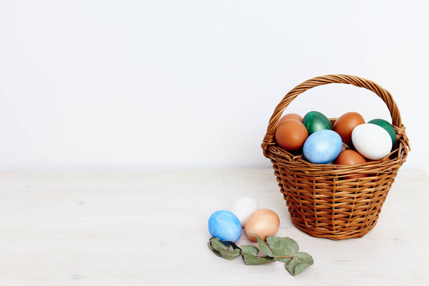 święto kościelne Wielkanoc i kolorowe malowane jajka w tle kosza Kopiuj Przestrzeń - Zdjęcie, obraz