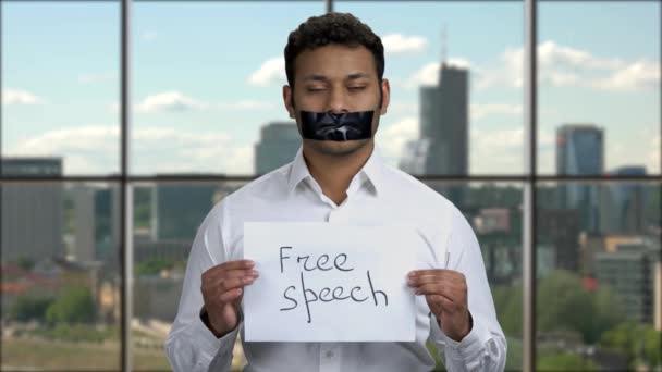 Retrato del manifestante masculino con cinta adhesiva sobre la boca. - Metraje, vídeo