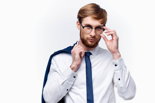 милый бизнесмен в очках с курткой на плече и галстук модели рубашки - Фото, изображение