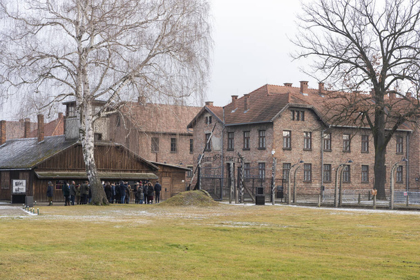 アウシュビッツ強制収容所の入り口 - 写真・画像