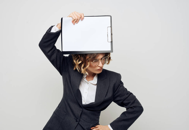 donna energica con documenti in cartella vestito classico leggero sfondo mockup - Foto, immagini