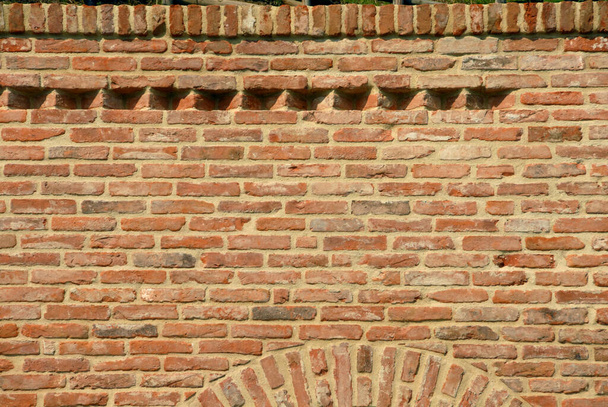 Rzymskie łuki w kształcie łuku wykonane dziś ze starożytnych cegieł ozdobionych cenną mozaiką Felice Casorati. - Zdjęcie, obraz