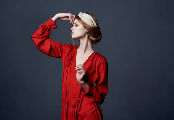 Tyylikäs nainen punainen mekko turbaani koristelu pään malli - Valokuva, kuva