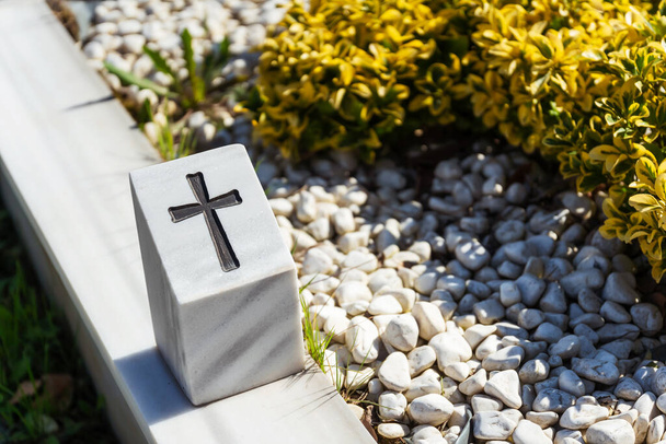 Paisajismo embellecimiento del territorio del cementerio. Valla de mármol en el cementerio católico cristiano. - Foto, imagen