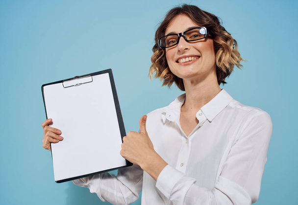 Business woman with document folder white sheet of paper business mockup - Fotografie, Obrázek