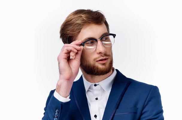 portrait d'un bel homme en lunettes et en costume classique sur fond clair - Photo, image