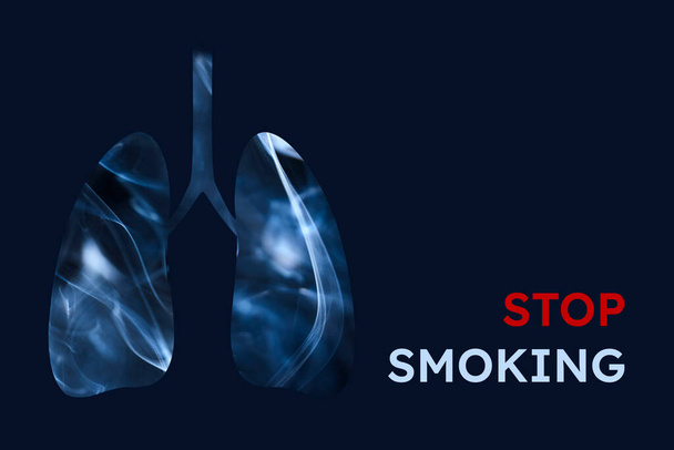 Füstös tüdő, tele füsttel. Vízszintes kép sötétkék háttérrel és szöveggel Stop Smoking. A dohányzás elleni világnap koncepciói, a dohányzásról és az egészségről való leszokás. - Fotó, kép