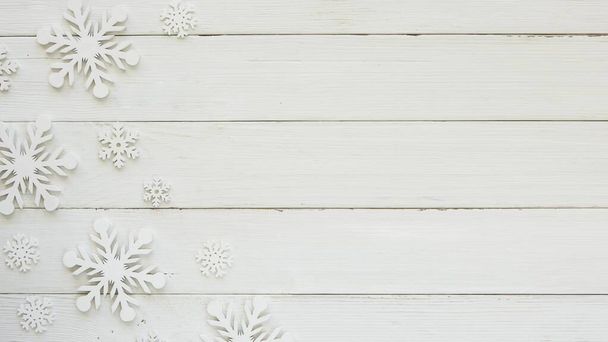 плоска покласти різдвяні декоративні сніжинки на дерев'яну дошку. Роздільна здатність і якісна красива фотографія
 - Фото, зображення