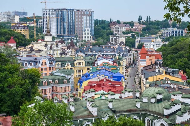 Vista dei tetti colorati di nuove case appartamento su Vozdvizhenka Street nel nuovo quartiere residenziale nell'antica zona storica Podol, Kiev, Ucraina - Foto, immagini