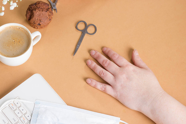 Женская рука с грязными ногтями, требующими маникюра во время коронавирусной блокады. - Фото, изображение