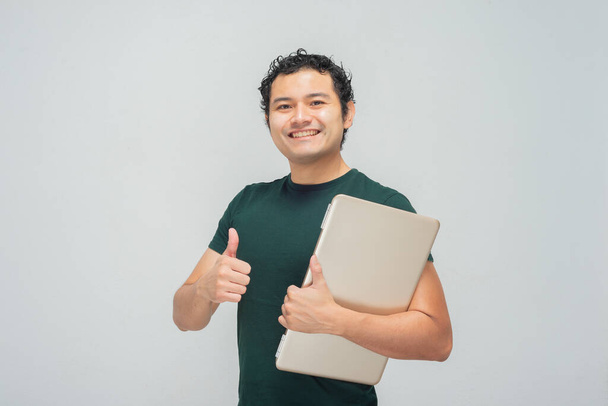 Jovem hispânico mexicano com camisa verde com laptop - Foto, Imagem