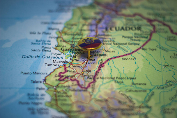 Cuenca fijado en un mapa con la bandera de Ecuador - Foto, Imagen