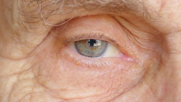 Het oog van een heel oude man, close-up. - Video