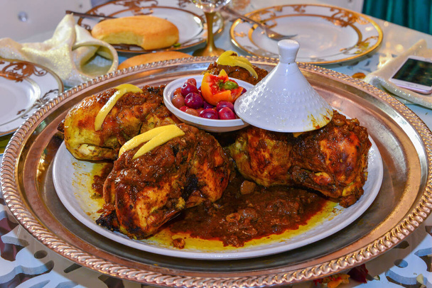 Marokkanisches Hühnergericht mit Chermoula, Oliven und eingelegter Zitrone - Foto, Bild