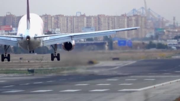 repülőtéri kifutópályán történő sugárhajtású leszállás, visszapillantás - Felvétel, videó