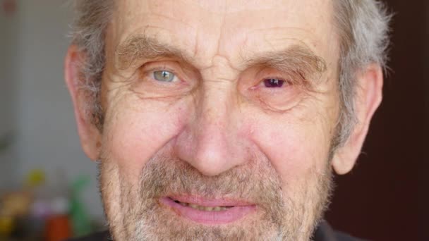 Close-up portret van de oude man. Ogen van een oudere man met rimpels en glaucoom. - Video