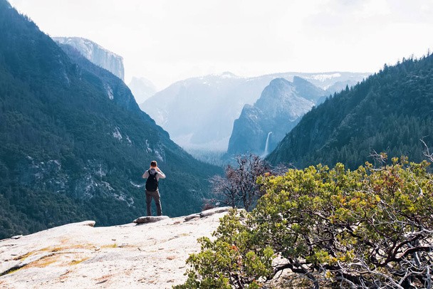 Man taking pictures in Yosemite National park - Fotografie, Obrázek