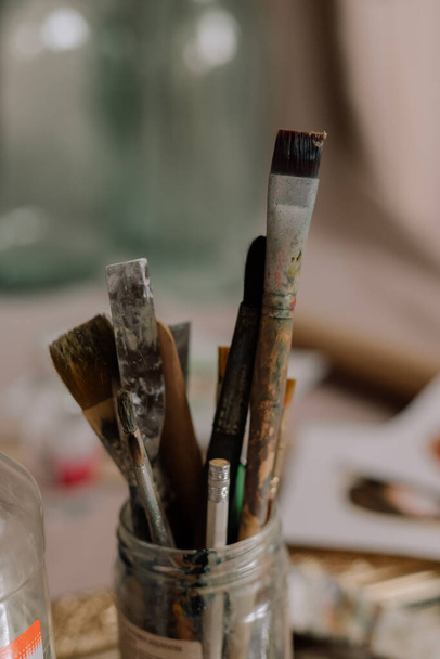 paint brushes in a jar - 写真・画像