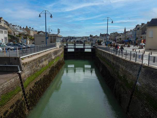 Port-en-Bessin-Huppain, Frankreich, März 2021. Blick auf Wasser für Schiffe im Fischereihafen, malerische Männerstadt in der Normandie - Foto, Bild