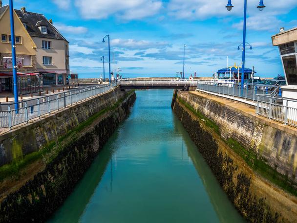 Port-en-Bessin-Huppain, Frankreich, März 2021. Blick auf Wasser für Schiffe im Fischereihafen, malerische Männerstadt in der Normandie - Foto, Bild