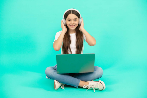 Okula dönüyorum. Gençleri etkileyen blog yazarlığı. Kulaklıklı mutlu kız. Kablosuz kulaklıkla giyin. Modern eğitim. İletişim teknolojisi. Çocukluk gelişimi. Bilgisayarda çocuk sohbeti. İnternetten al. - Fotoğraf, Görsel