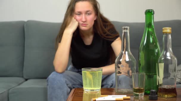 женщина страдает от похмелья, пьет обезболивающие в стакане воды - Кадры, видео