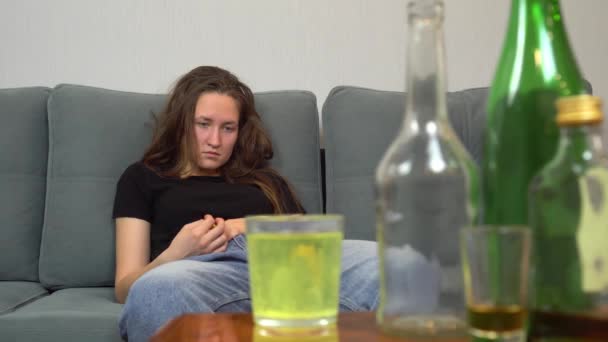 uma mulher sofre de ressaca, ela bebe analgésicos em um copo de água - Filmagem, Vídeo
