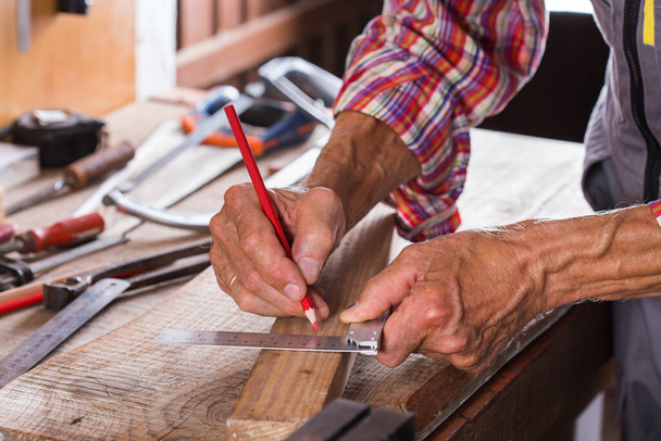 Stolarz pracujący na stanowisku warsztatowym, narzędziach stolarskich i stolarskich - Zdjęcie, obraz
