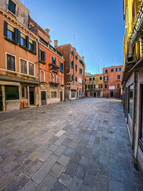 ヴェネツィア、イタリア、 2021年2月13日-危機の間誰もいないヴェネツィアの小広場｜COVID-19, Italy - 写真・画像