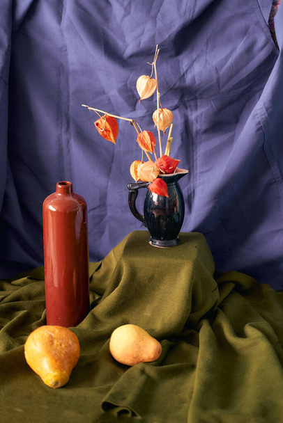 Natura morta semplice. Vaso in ceramica con ibisco. Sfondo viola e verde. Foto di alta qualità - Foto, immagini