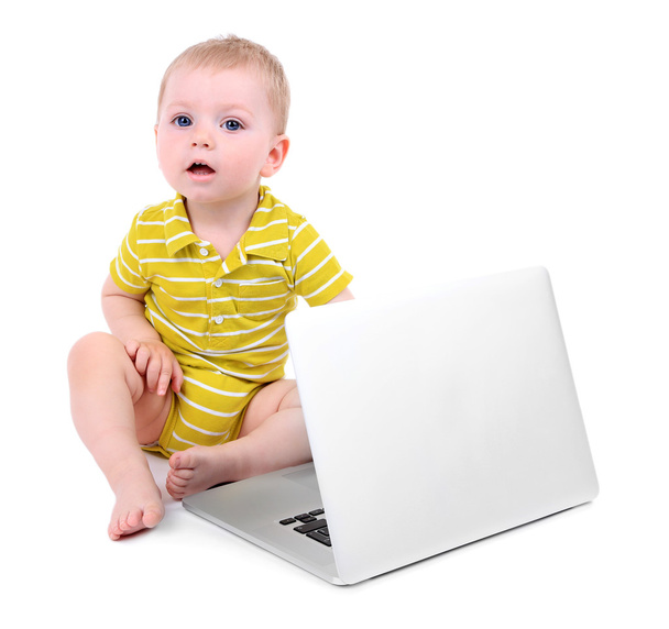 Lindo niño con portátil aislado en blanco
 - Foto, imagen