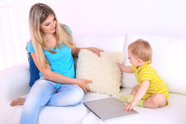 Mother and son with laptop on sofa at home - Φωτογραφία, εικόνα