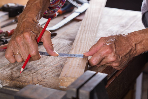 Carpinteiro trabalhando no banco de trabalho, ferramentas de marcenaria e madeira - Foto, Imagem
