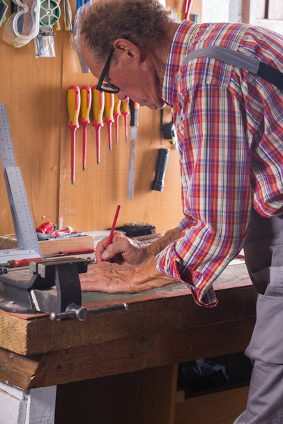 Carpintero trabajando en el banco de trabajo, herramientas de carpintería y carpintería - Foto, imagen