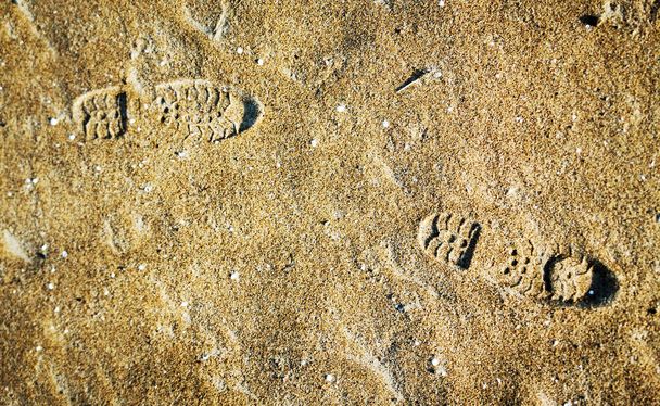 Traces de chaussures humaines dans le sable - Photo, image