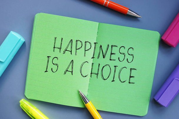  Η ευτυχία είναι ένα σημάδι επιλογής στο χαρτί. - Φωτογραφία, εικόνα