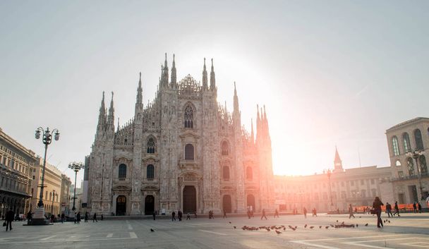 Katedra w Mediolanie rano, gdy słońce wschodzi - Zdjęcie, obraz