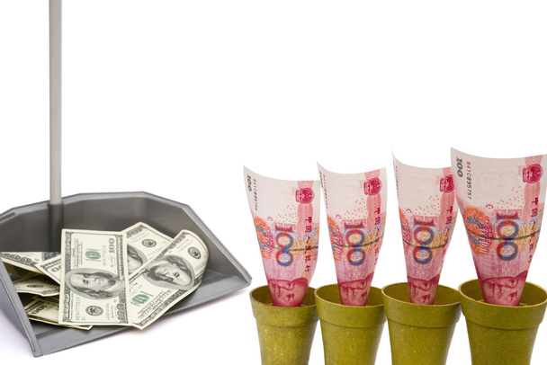RMB montant et USD dans la poubelle avec chemin de coupe
 - Photo, image