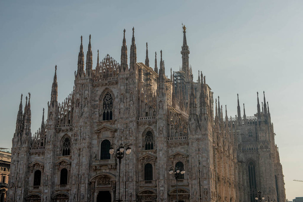 Catedral de Milán por la mañana cuando sale el sol - Foto, imagen