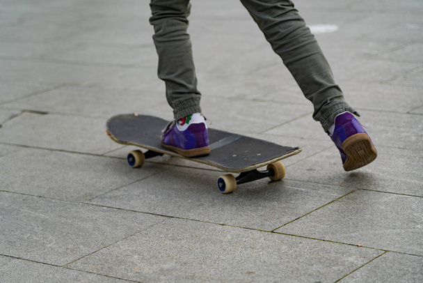 公園でスケートボードに乗る男の子 - 写真・画像