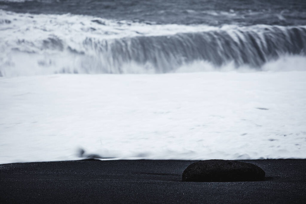Waves on the Black Sand Beach, Vik, Iceland, North Atlantic Ocean - Foto, afbeelding
