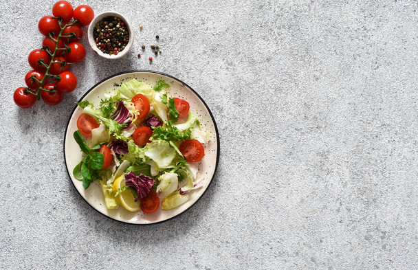 Green mix salad with vegetables and sauce on a concrete background. - Fotoğraf, Görsel