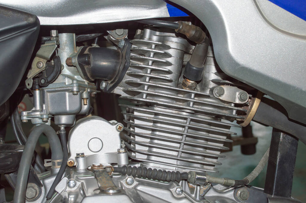 Vista derecha de un motor de combustión interna refrigerado por aire montado en una motocicleta - Foto, Imagen