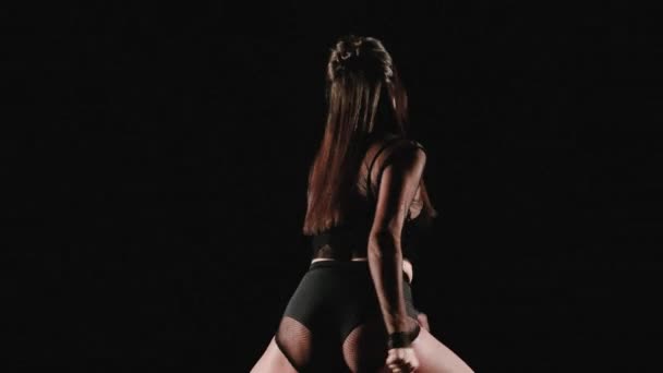 Młoda kobieta tańcząca twerk - Materiał filmowy, wideo