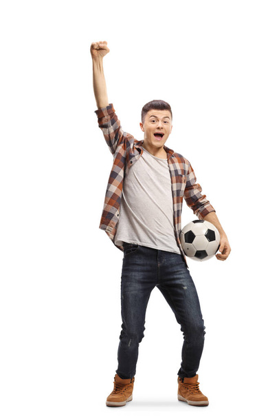 Egy srác focilabdát tart, meccset néz, és elszigetelten kiabál fehér háttéren. - Fotó, kép