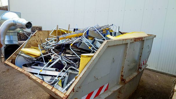 Ein Container voller Metallschrott - Foto, Bild