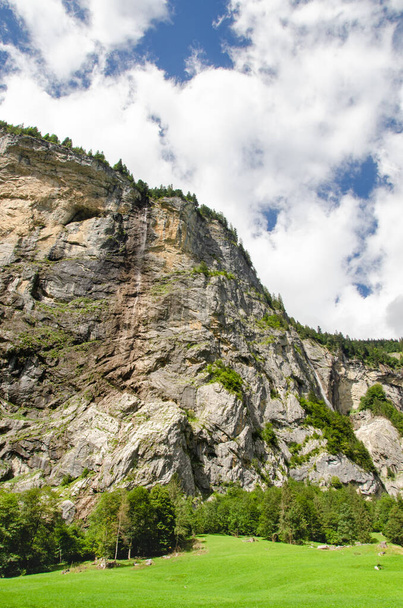 Hermosa naturaleza en el valle de Staubbach - Lauterbrunnen, Suiza - Foto, Imagen
