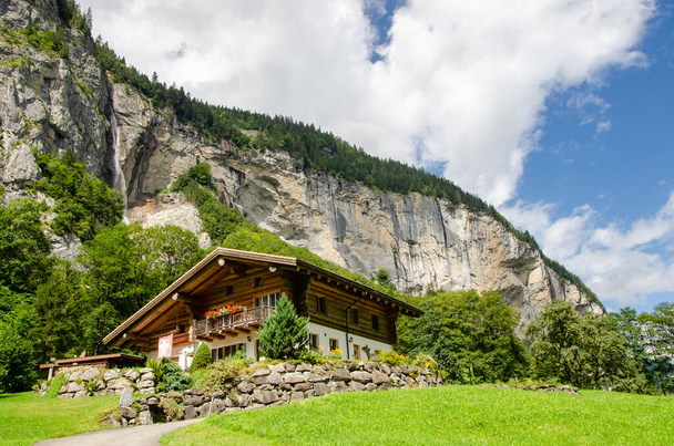 Valle de Staubbach con chalet en frente - Lauterbrunen, Suiza - Foto, Imagen